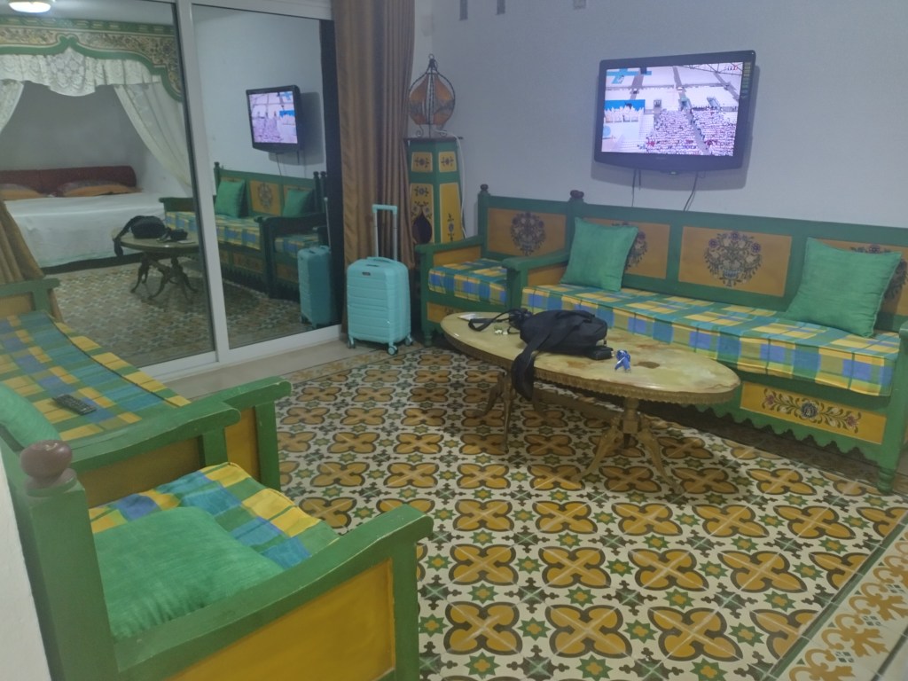 Salón de un apartamento típico en Mahdia, con muebles de estilo local, televisor y decoración colorida.
